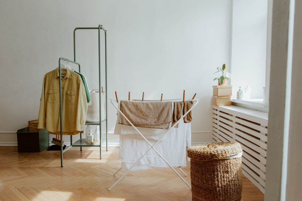 Wall mounted retractable clothes drying rack